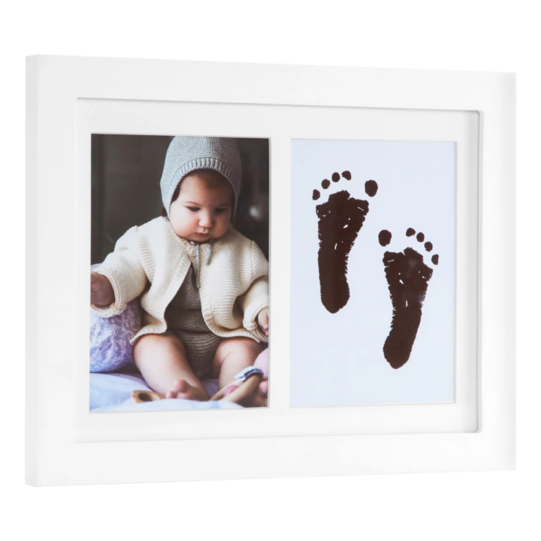 Baltas rėmelis su kūdikio rankos/pėdos atspaudu