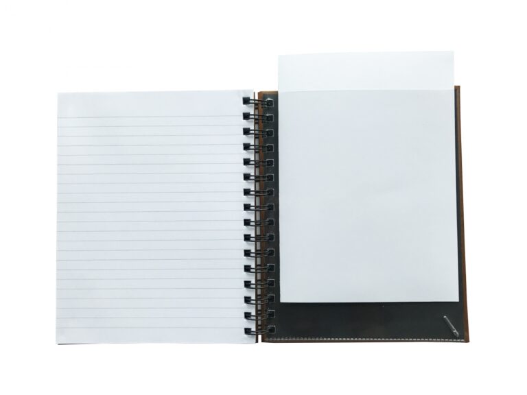 *Sąsiuvinis Premium, A5+, 60 lapų, su spirale šone ir perforacija, linijos +5×5 langeliai, aukso spalvos
