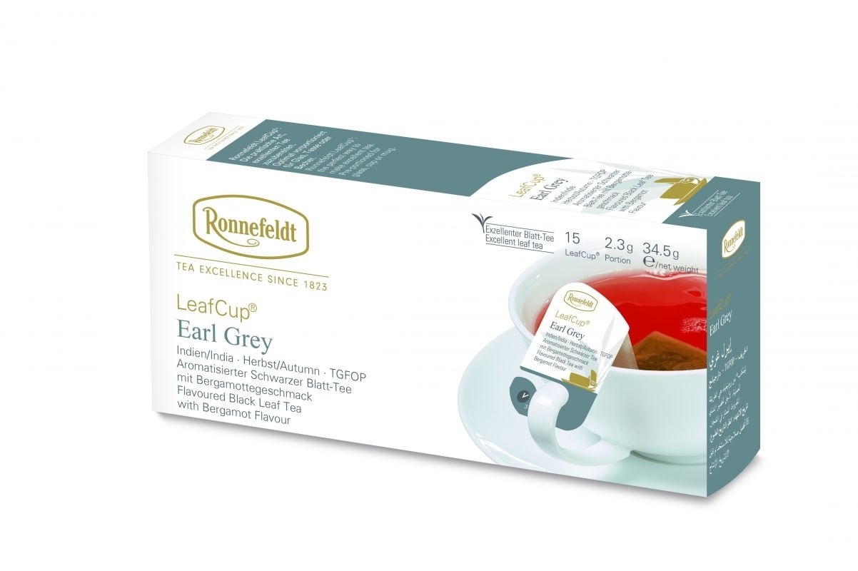 Balta Ronnefeldt LeafCup Earl Grey dėžutė su raudonos arbatos puodeliu ir pakelio kortele