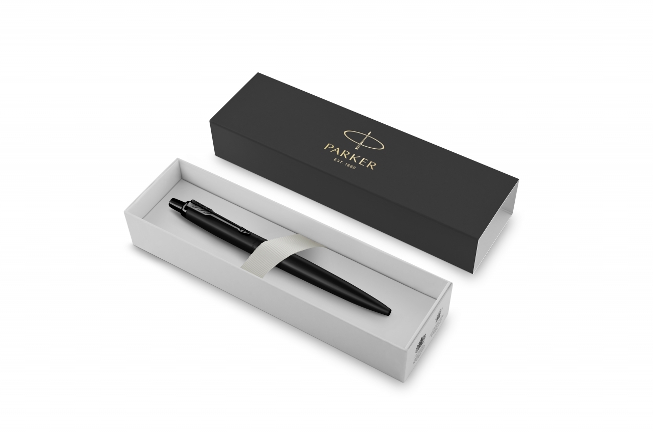 Atverta Parker dėžutė su visiškai juodu Jotter XL Monochrome tušinuku baltame įdėkle ir juodu dangčiu