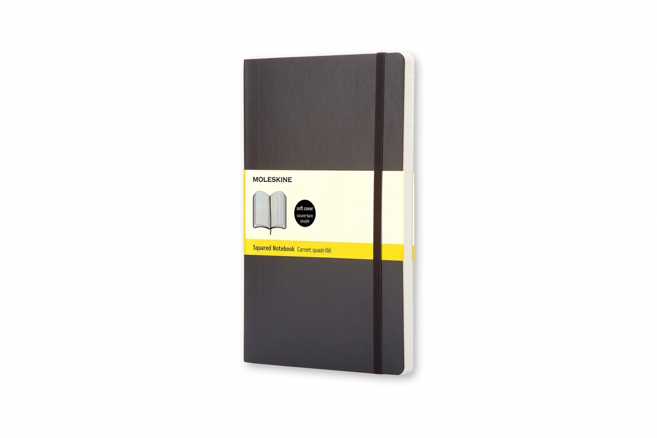 Uždara juoda Moleskine langelių knygutė su elastine juosta ir kremine geltona popierine etikete