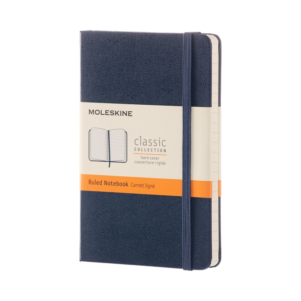 Mėlyna kieto viršelio Moleskine Classic 9 × 14 cm knygutė su Ruled Notebook apjuosta ir elastine juosta