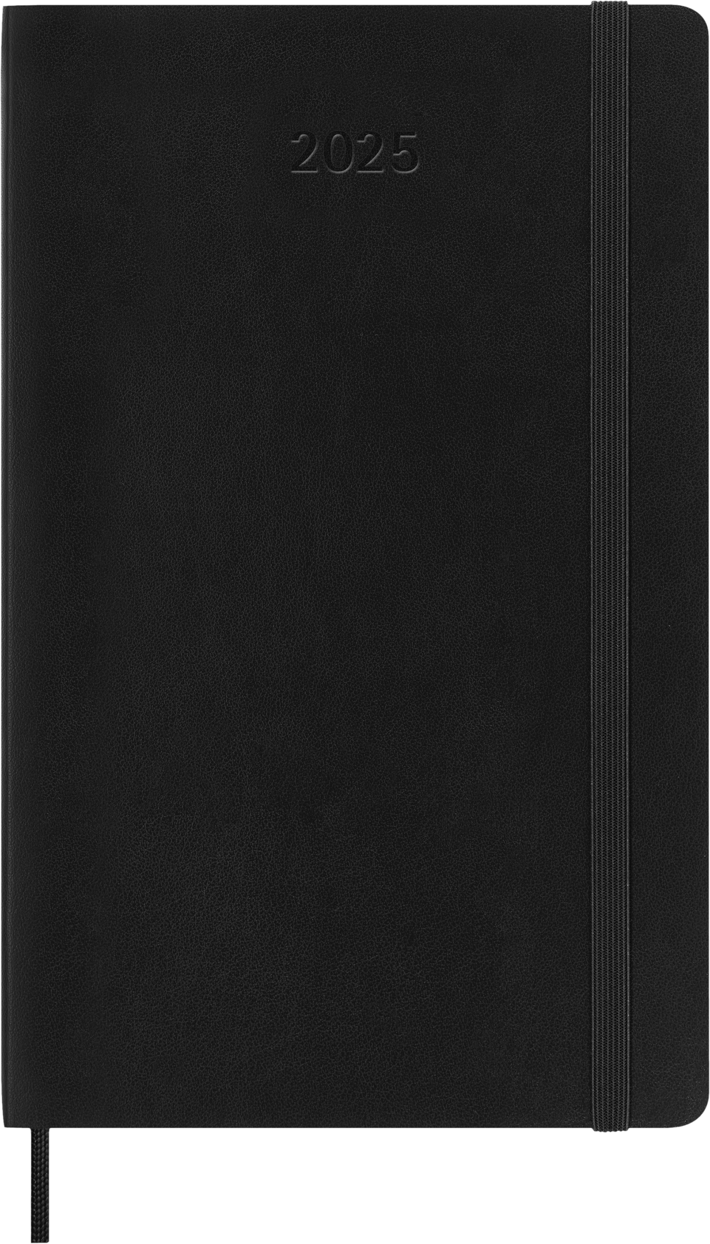 Juodas Moleskine 2025 planuoklis su įspaustais metais, užapvalintais kampais, vertikalia elastine juosta ir skirtuku