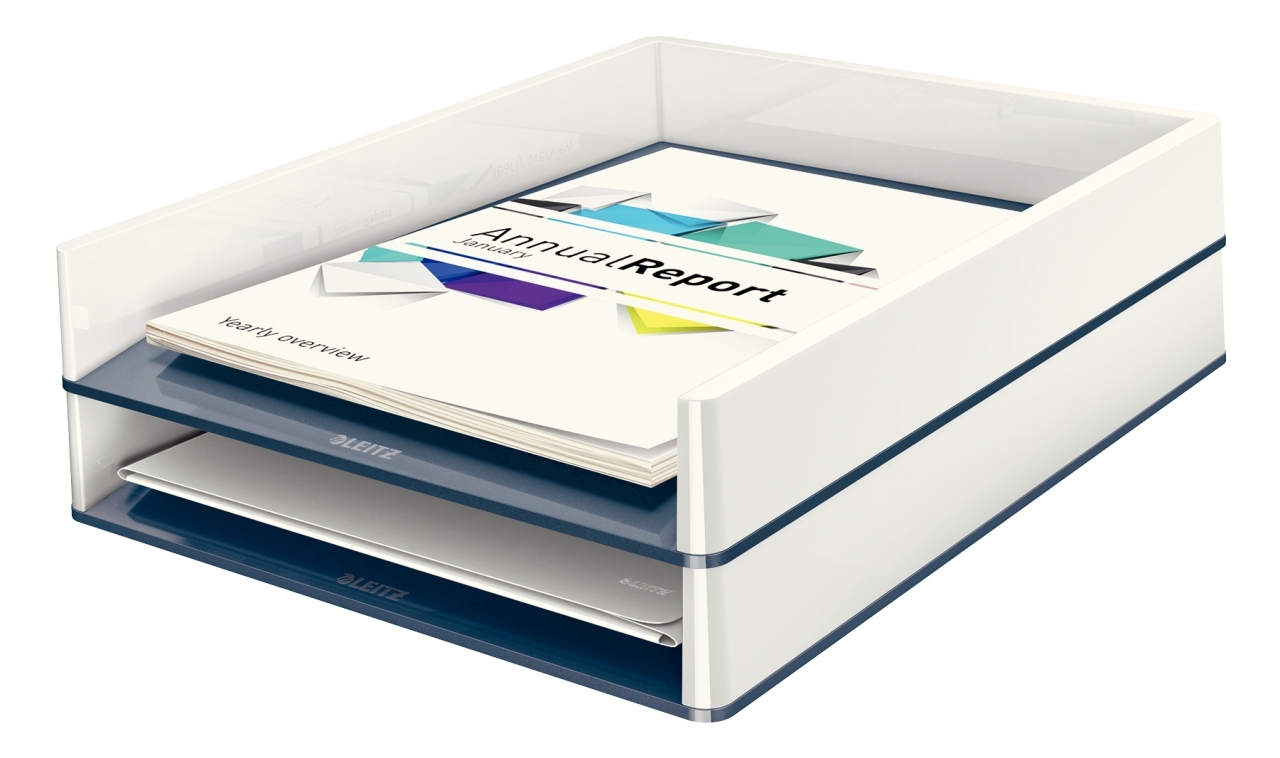 Dvi baltos ir tamsiai mėlynos Leitz Wow Dual A4 lentynėlės, viršuje Annual Report lapai, apačioje pilkas aplankas