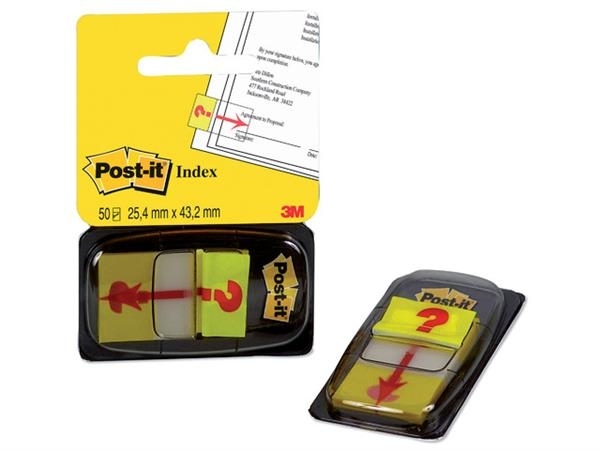 Viena stačia ir viena įstrižai padėta Post-it Index pakuotės su geltonais klaustuko, rodyklės ir užrašomais žymekliais
