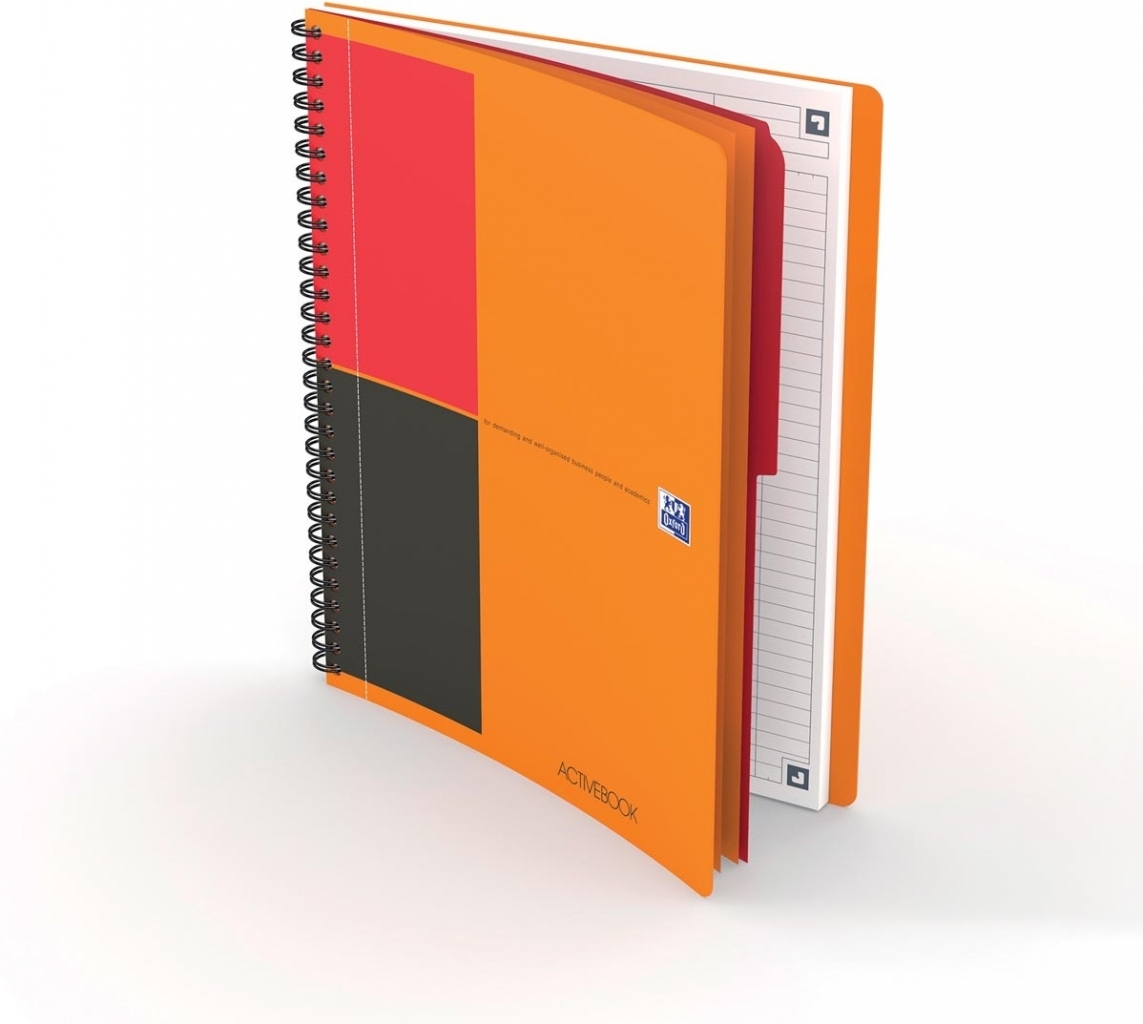 Kampu atverstas Oxford Activebook B5 sąsiuvinis su oranžiniu geometriniu viršeliu, juoda spirale ir linijuotu lapu