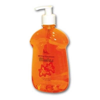 Skaidrus 500 ml butelis su oranžiniu skystu muilu, baltu pompos dozatoriumi ir gėlių etikete