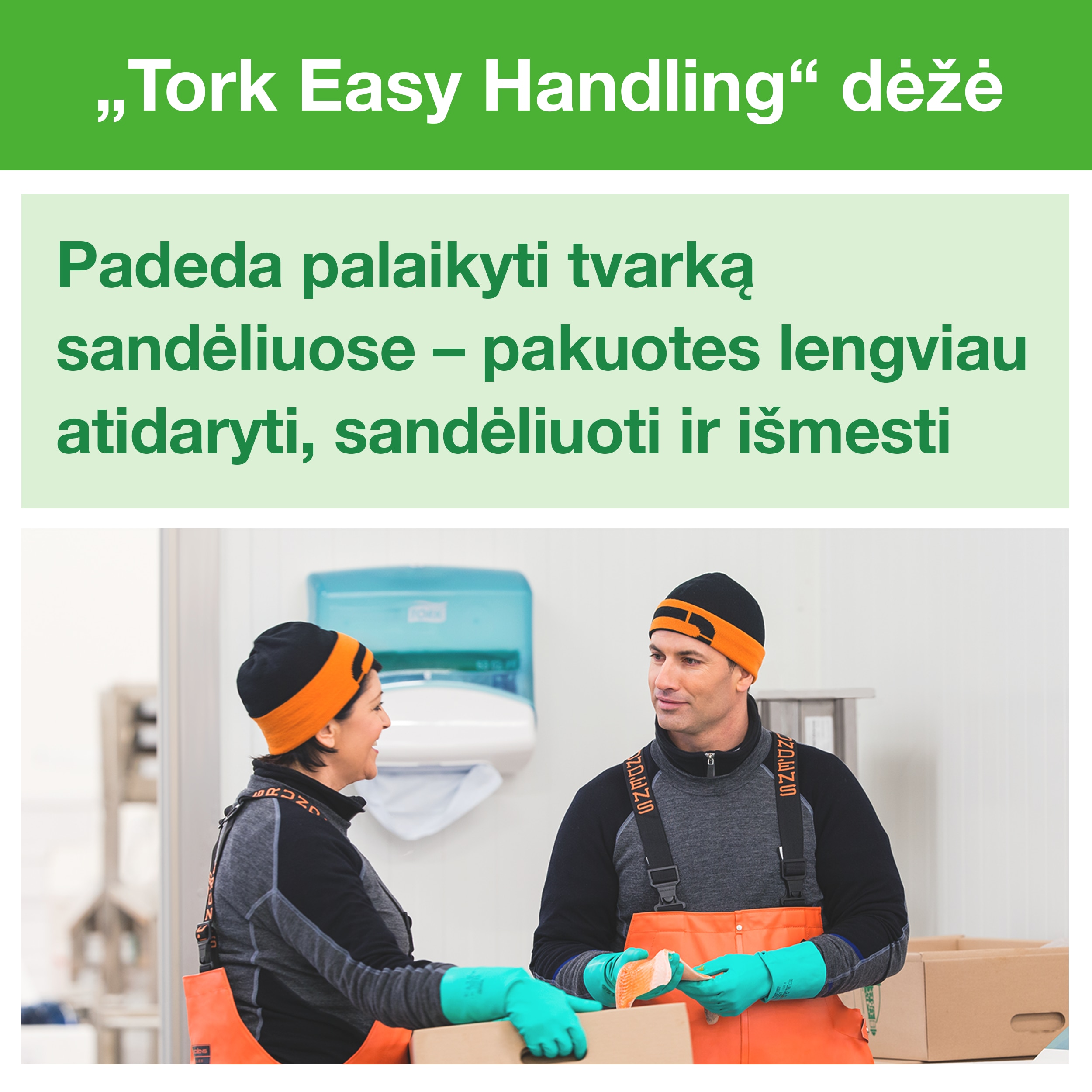 Du darbuotojai su oranžinėmis prijuostėmis po žalia Tork Easy Handling dėžės antrašte