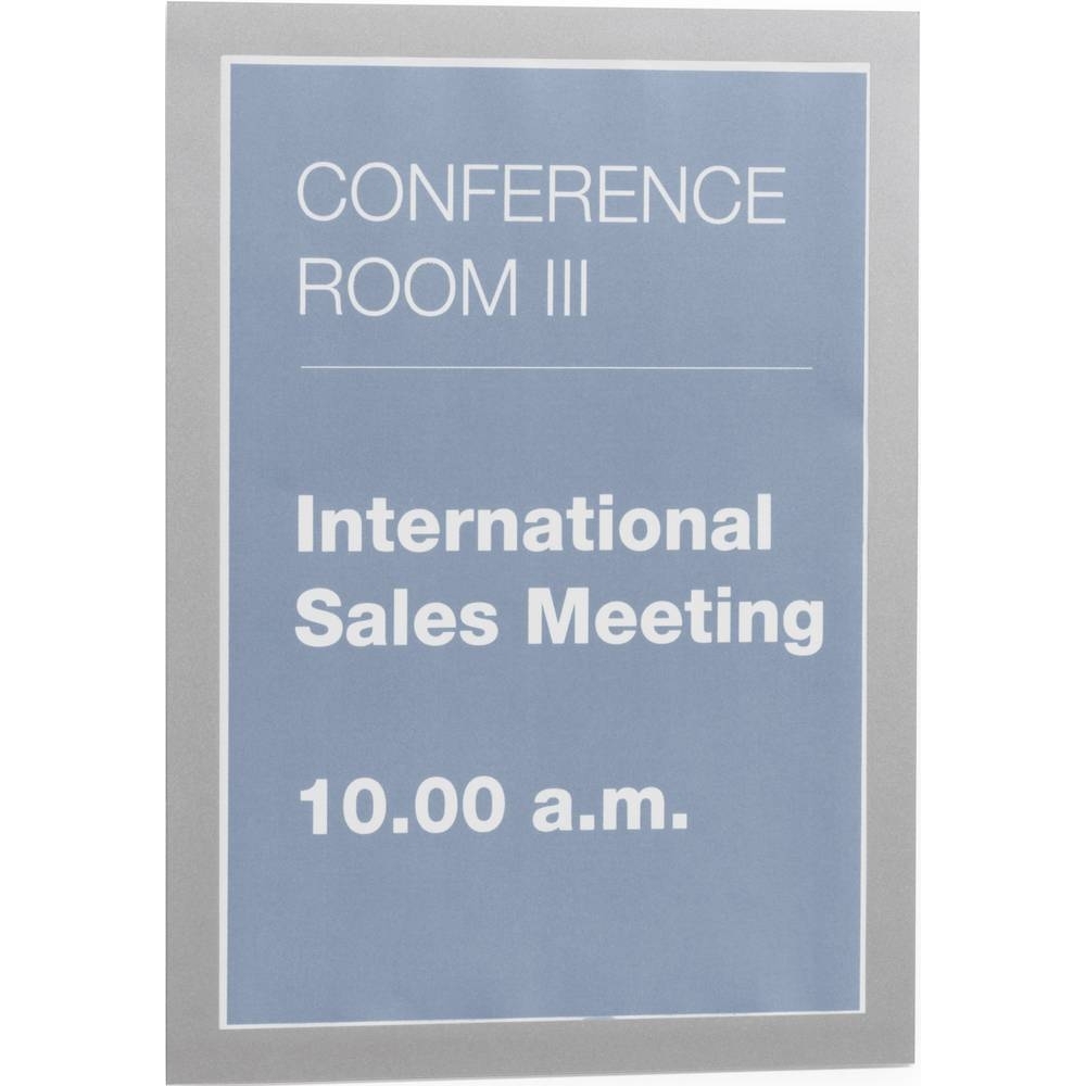 Vertikalus sidabro spalvos A4 informacinis rėmelis su melsvu Conference Room III ir International Sales Meeting pranešimu