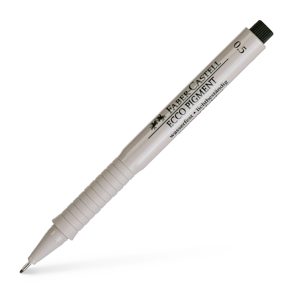 Įstrižai baltame fone padėtas pilkas Faber-Castell Ecco Pigment 0,5 mm rašiklis su juodu galu ir rievėtu laikymo paviršiumi