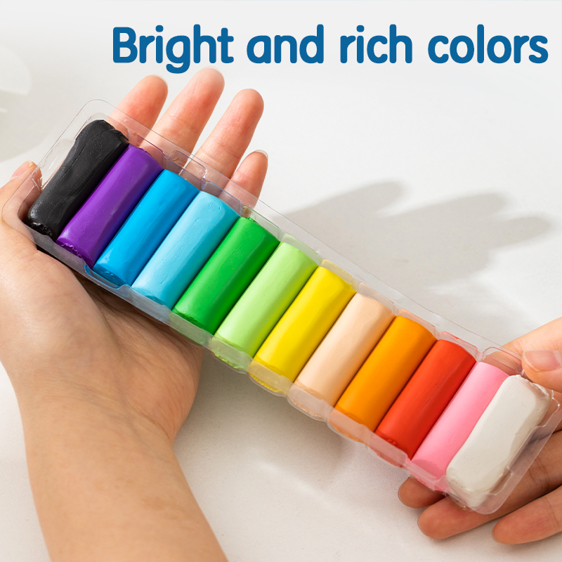 Rankoje laikoma atverta Deli plastilino dėžutė su 12 ryškių spalvų gabalėlių ir viršuje esančiu užrašu Bright and rich colors