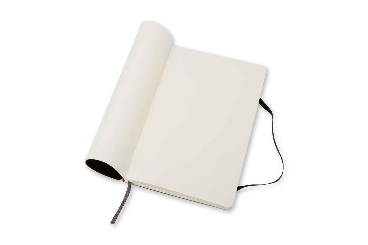 Atversta juoda Moleskine Classic 9 × 14 cm knygutė su tuščiu lapu, susuktu puslapiu, žymekliu ir guma