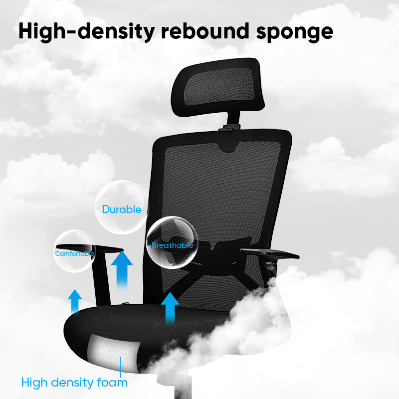 Juoda biuro kėdė debesų fone su mėlynomis rodyklėmis nuo sėdynės ir High-density rebound sponge antrašte