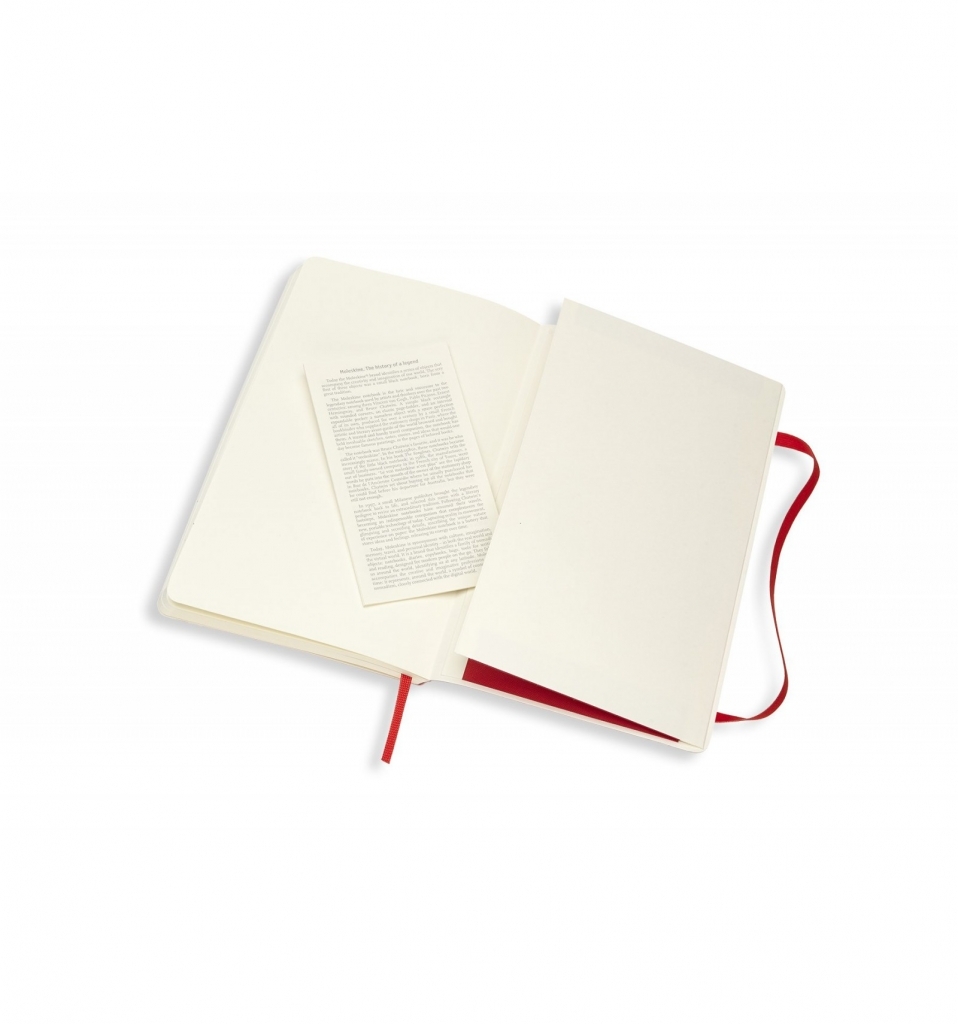 Atversta raudona Moleskine Classic knygutė su tuščiais lapais, istorijos lapeliu, žymekliu ir elastine juosta