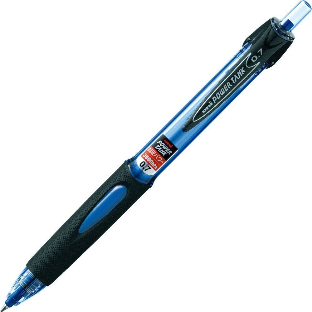 Įstrižai gulintis mėlynas Uni Power Tank 0,7 mm tušinukas su juoda gumine laikymo zona ir permatomu korpusu