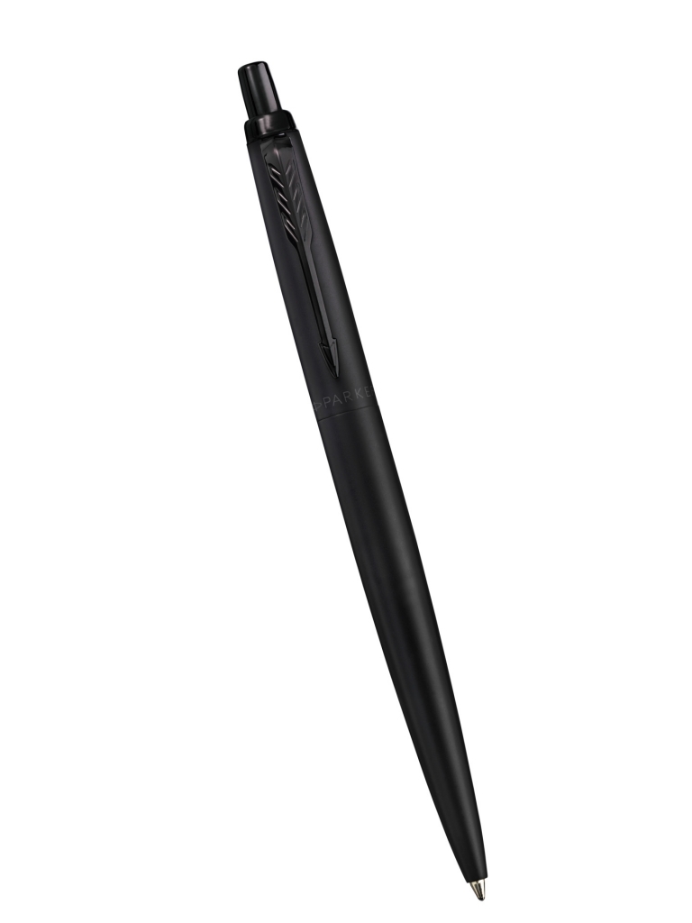 Įstrižai padėtas visiškai juodas Parker Jotter XL tušinukas su matiniu korpusu, juodu segtuku ir spaudimo mygtuku