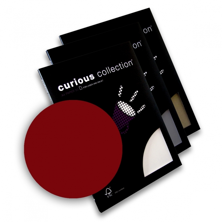 Persidengiančios juodos Curious Collection popieriaus pakuotės su baltais užrašais ir tamsiai raudonu apskritu pavyzdžiu