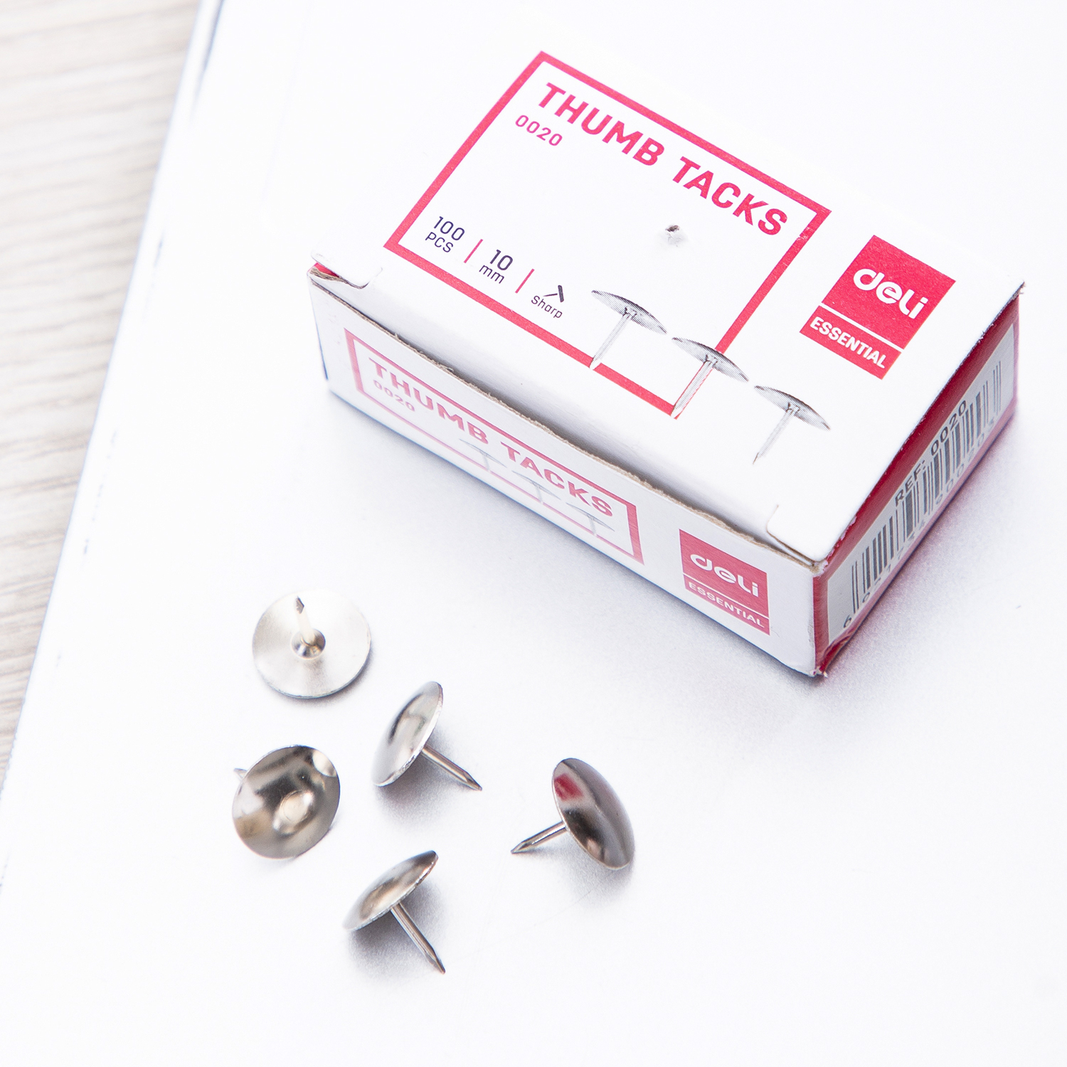Ant balto lapo padėta Deli Essential Thumb Tacks 0020 dėžutė su 100 PCS ir 10 mm žymomis bei penkiais metaliniais smeigtukais