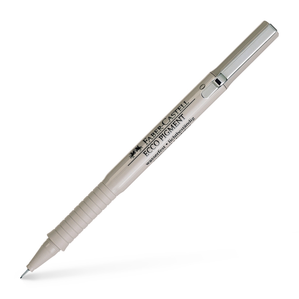 Įstrižai padėtas Faber-Castell Ecco Pigment 0,1 mm rašiklis su plonu galiuku ir sidabriniu dangteliu ant galinės dalies