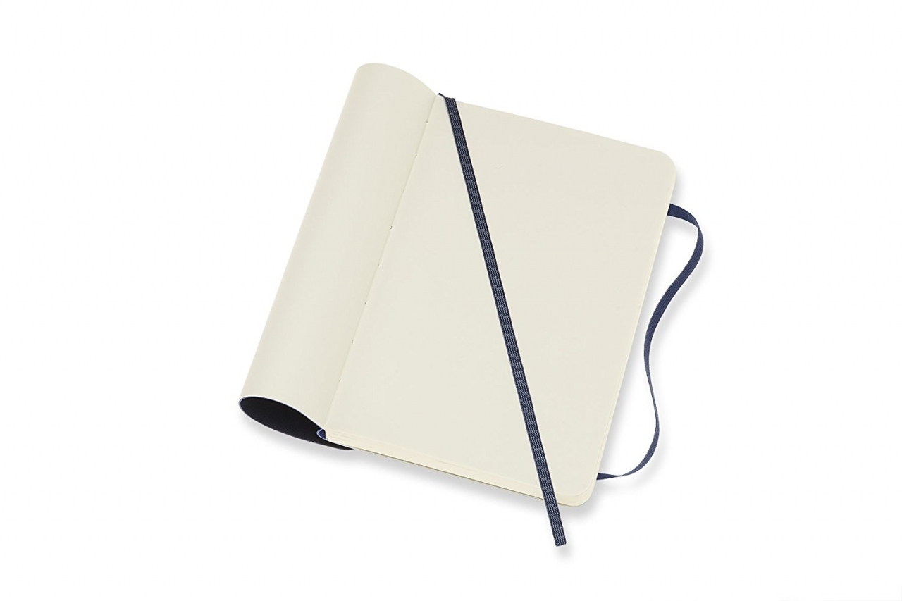 Atversta mėlyna Moleskine 9 × 14 cm knygutė su tuščiais lapais, įstrižu žymekliu ir elastine guma