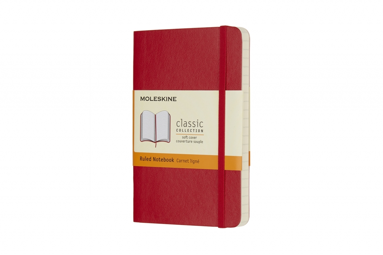 Uždaryta raudona Moleskine Classic kišeninė knygutė su elastine juosta ir geltona informacine etikete