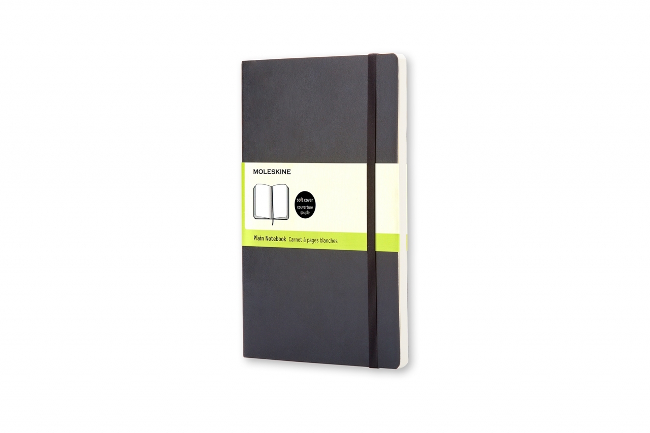 Užverta juoda Moleskine Plain Notebook knygelė su žalia pakuotės juosta ir vertikalia elastine guma