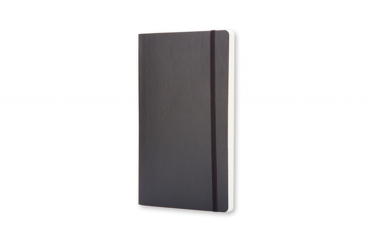 Uždara juoda minkšto viršelio Moleskine knygutė su elastine juosta ir kreminių lapų kraštu
