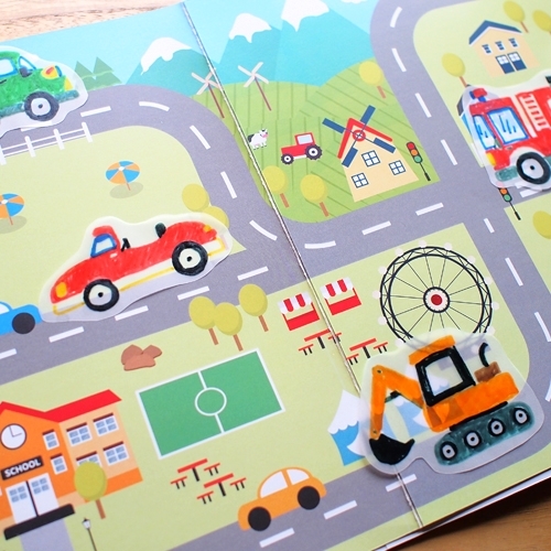 Atversta Vehicles Parade knygelė su keliais, automobiliu, ekskavatoriumi ir miesto objektais