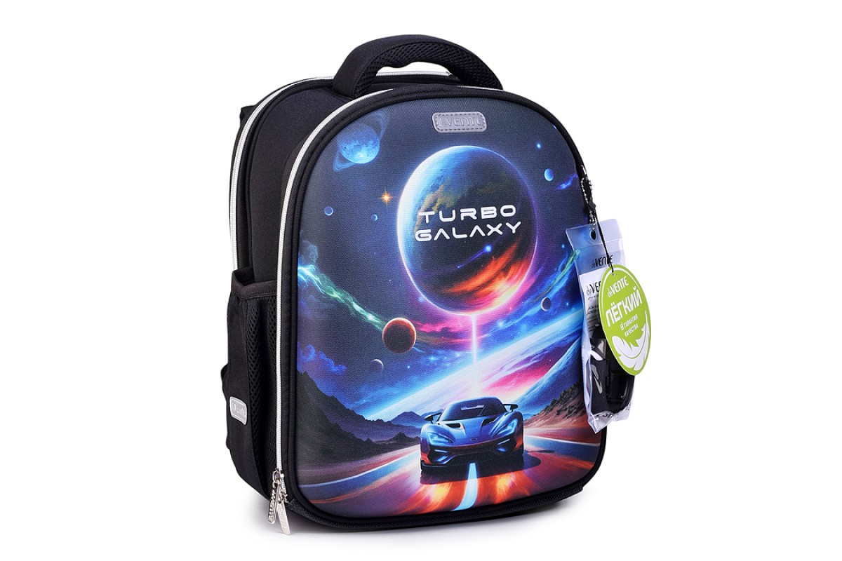 Juoda deVENTE Turbo Galaxy kuprinė su mėlyna planeta, violetiniais šviesos lankais, žvaigždėmis ir lekiančiu automobiliu