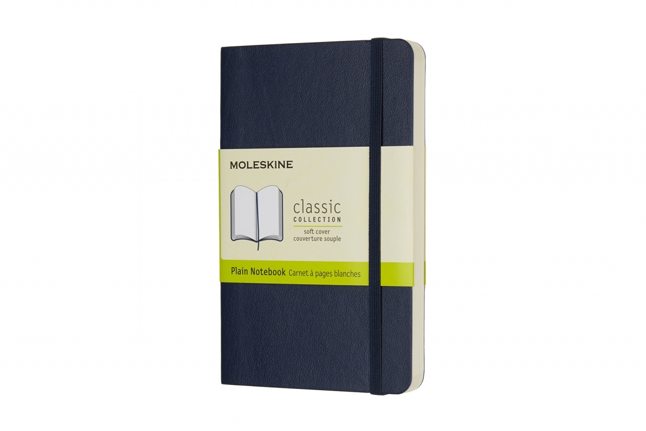 Mėlyna minkšto viršelio Moleskine Classic 9 × 14 cm knygutė su Plain Notebook apjuosta ir gumine juosta