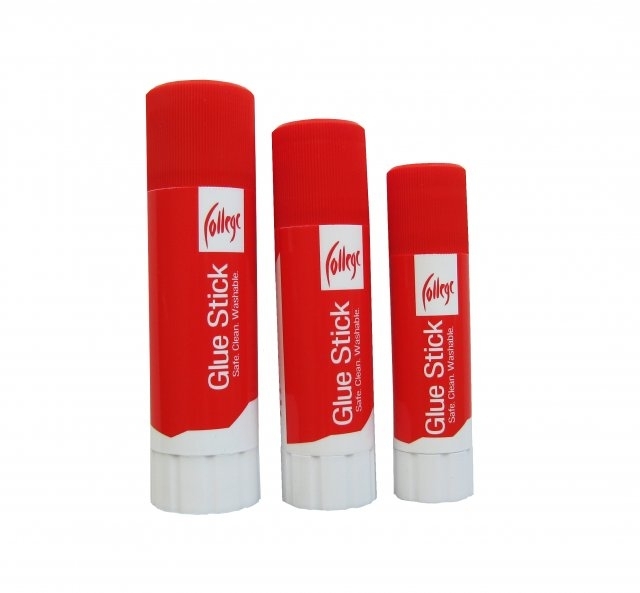 Trys baltos ir raudonos College Glue Stick pieštukinių klijų tūbelės, sustatytos pagal dydį baltame fone