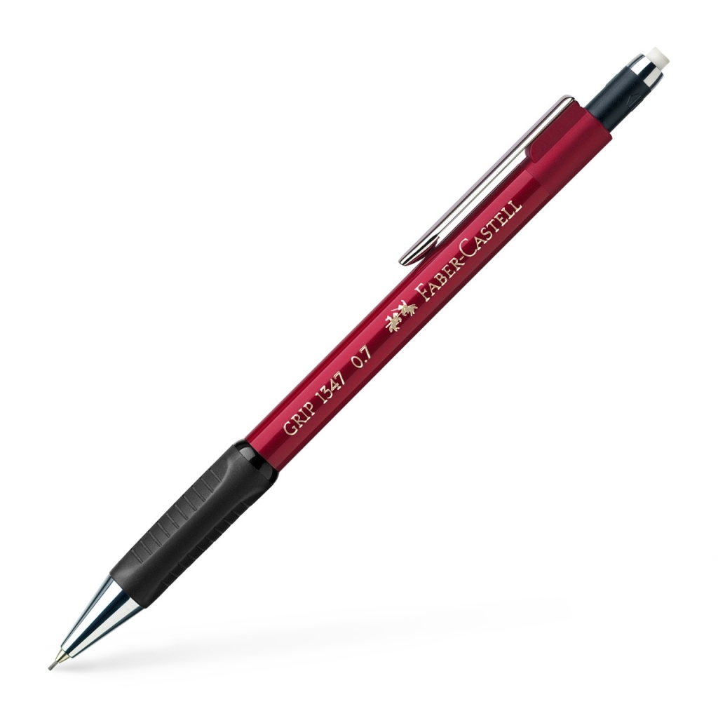 Įstrižas raudonas Faber-Castell Grip 1347 0,7 mm pieštukas su juoda gumine zona, metaliniu segtuku ir baltu mygtuku