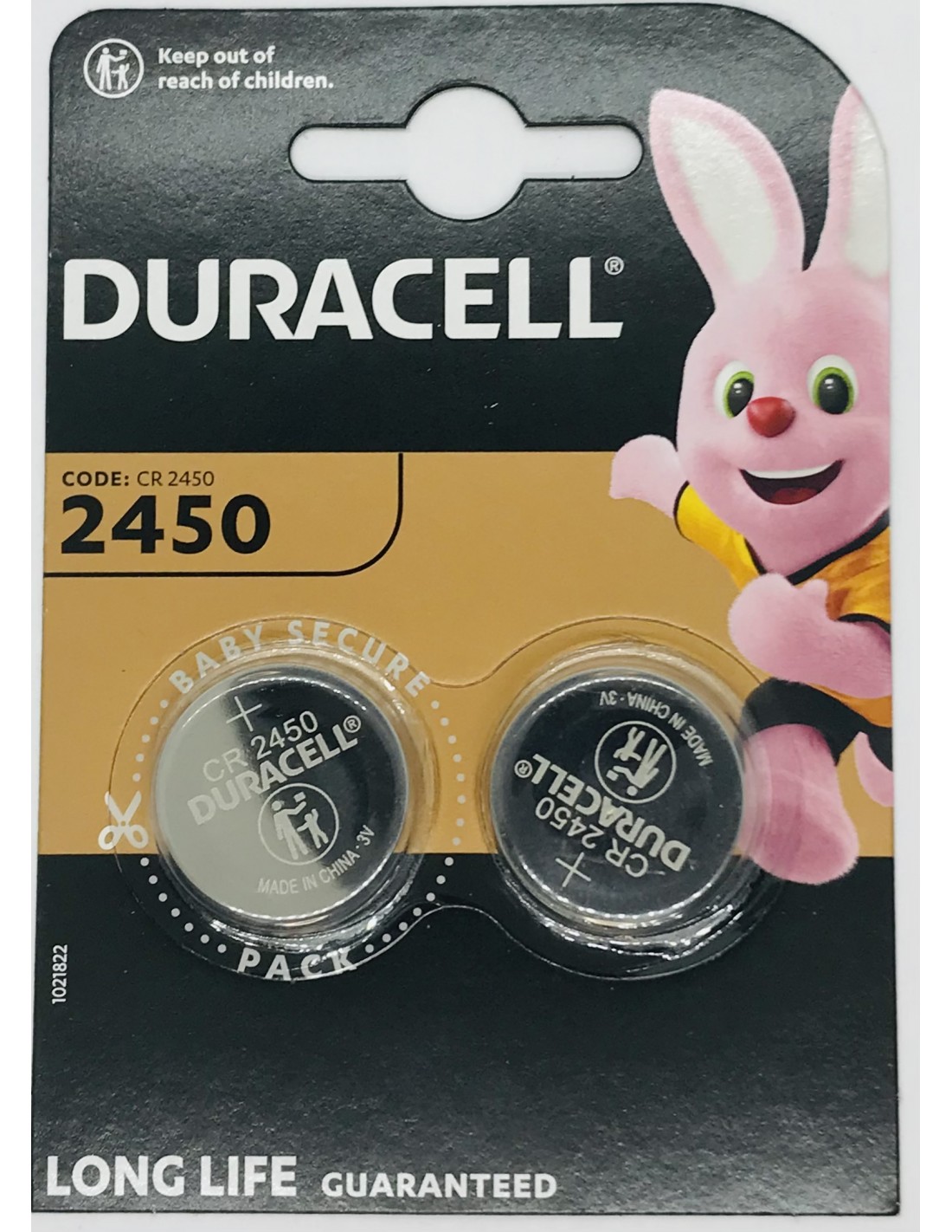 Juoda ir auksinė „Duracell 2450“ kortelė su dviem apvaliomis baterijomis, rausvu zuikiu ir „Baby Secure“ žyma.