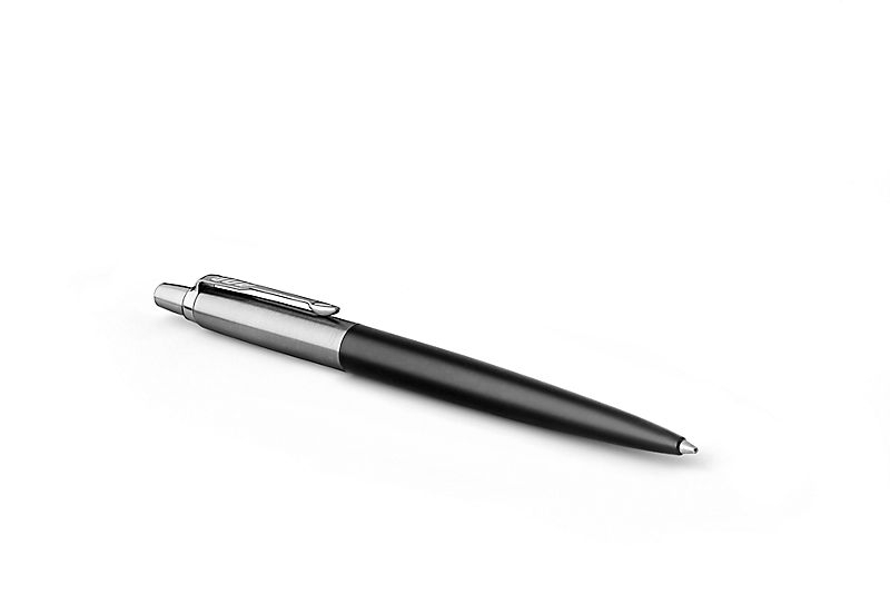 Įstrižai gulintis Parker Jotter Blond Street Black CT tušinukas su sidabrine viršutine dalimi ir juodu smailėjančiu korpusu