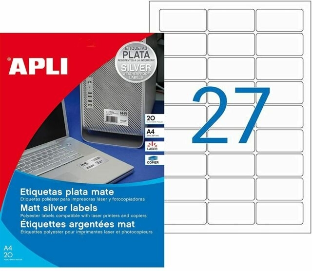 Apli matinių sidabrinių etikečių pakuotė su kompiuteriu, spausdintuvu ir A4 lapu, kuriame išdėstytos 27 etiketės