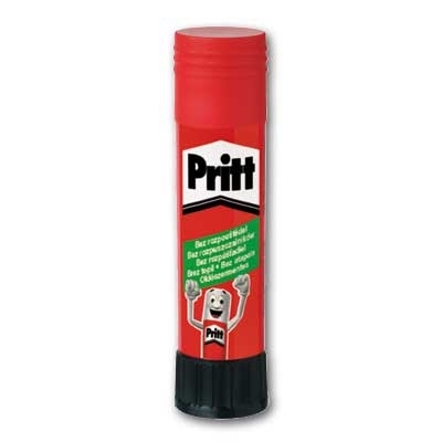Stačias raudonas Pritt pieštukinių klijų flakonas su briaunotu dangteliu, balta etikete ir juodu sukamu pagrindu
