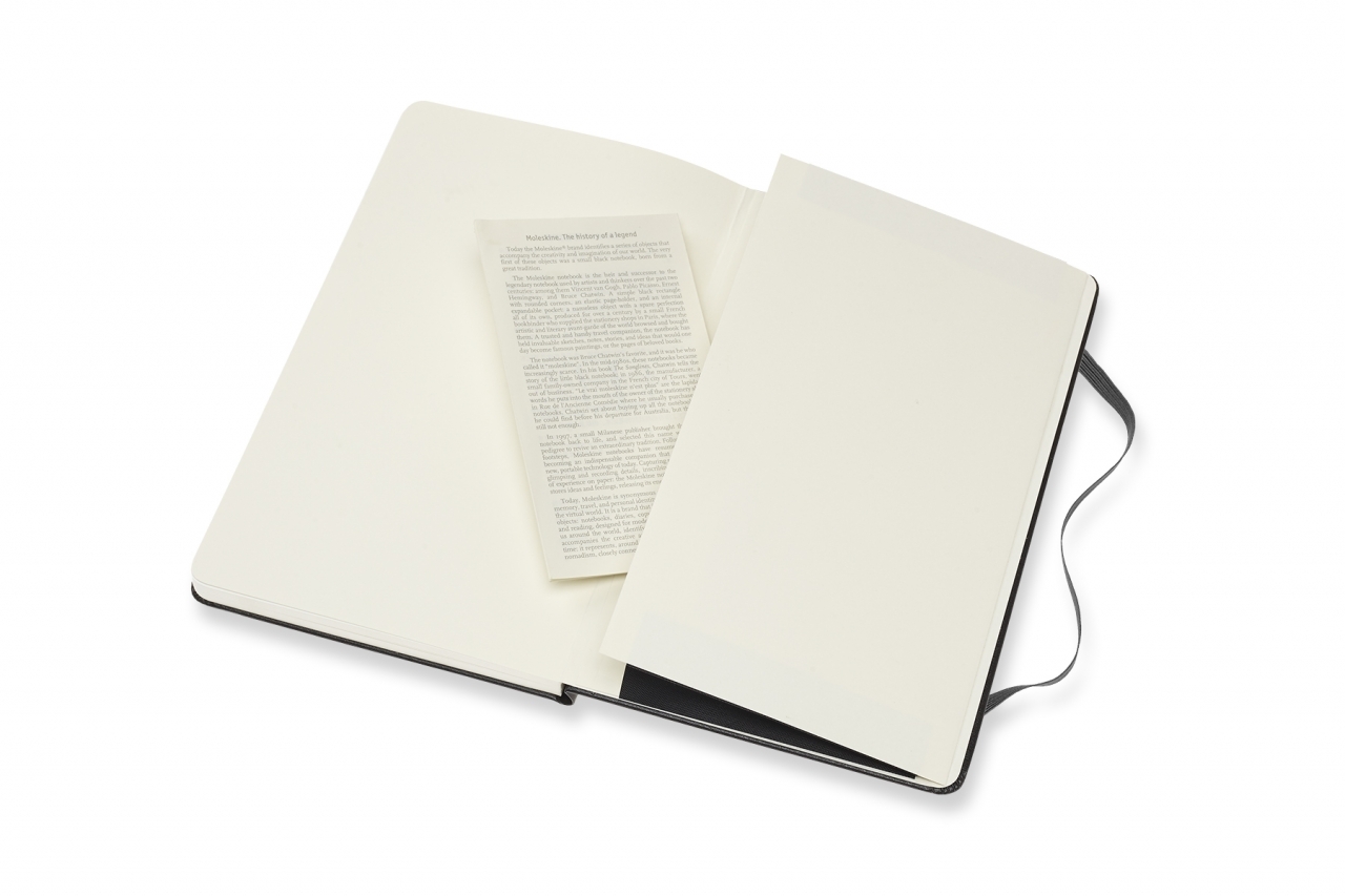 Atversta Moleskine knygutė su kreminiais lapais, istorijos įdėklu, juoda galine kišene ir laisva elastine juosta