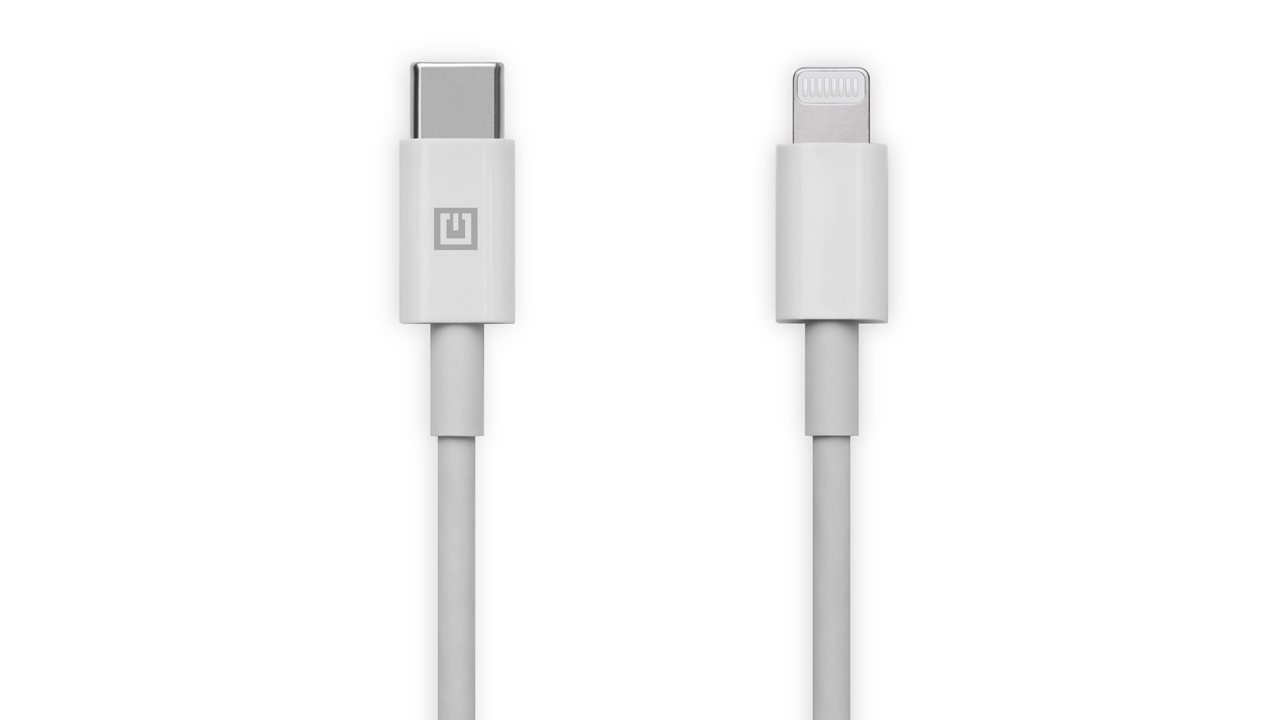 REAL-EL balto kabelio du tiesūs galai: kairėje USB-C su pilku logotipu, dešinėje Lightning su kontaktų eile.