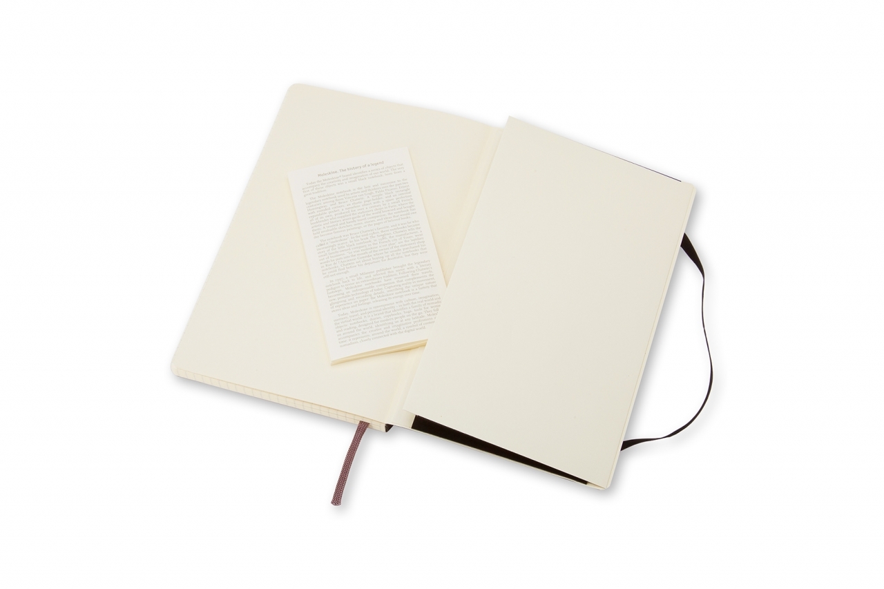Atversta Moleskine knygutė su galine popierine kišene, informaciniu lapeliu, skirtuku ir juoda elastine juosta