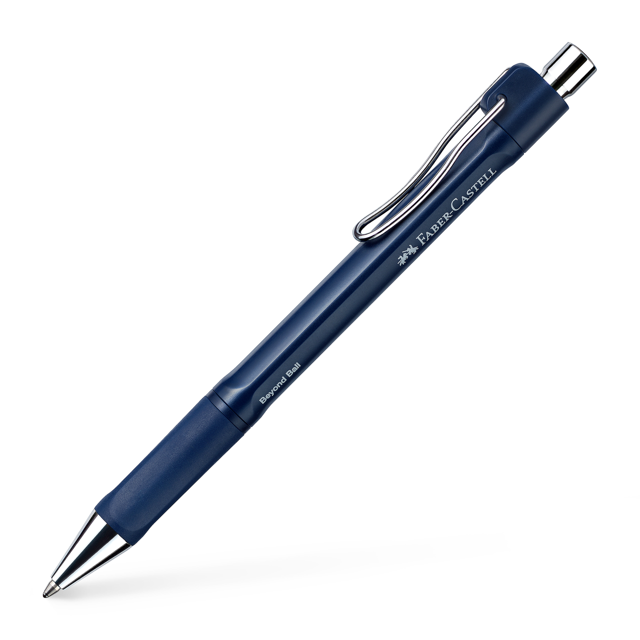 Įstrižai padėtas tamsiai mėlynas Faber-Castell Beyond Ball tušinukas su metaliniu antgaliu, segtuku ir mygtuku