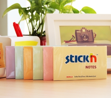 Ant medinio stalo išrikiuoti violetinis, melsvas, oranžinis, žalsvas, rožinis ir geltonas Stick'n Notes blokeliai