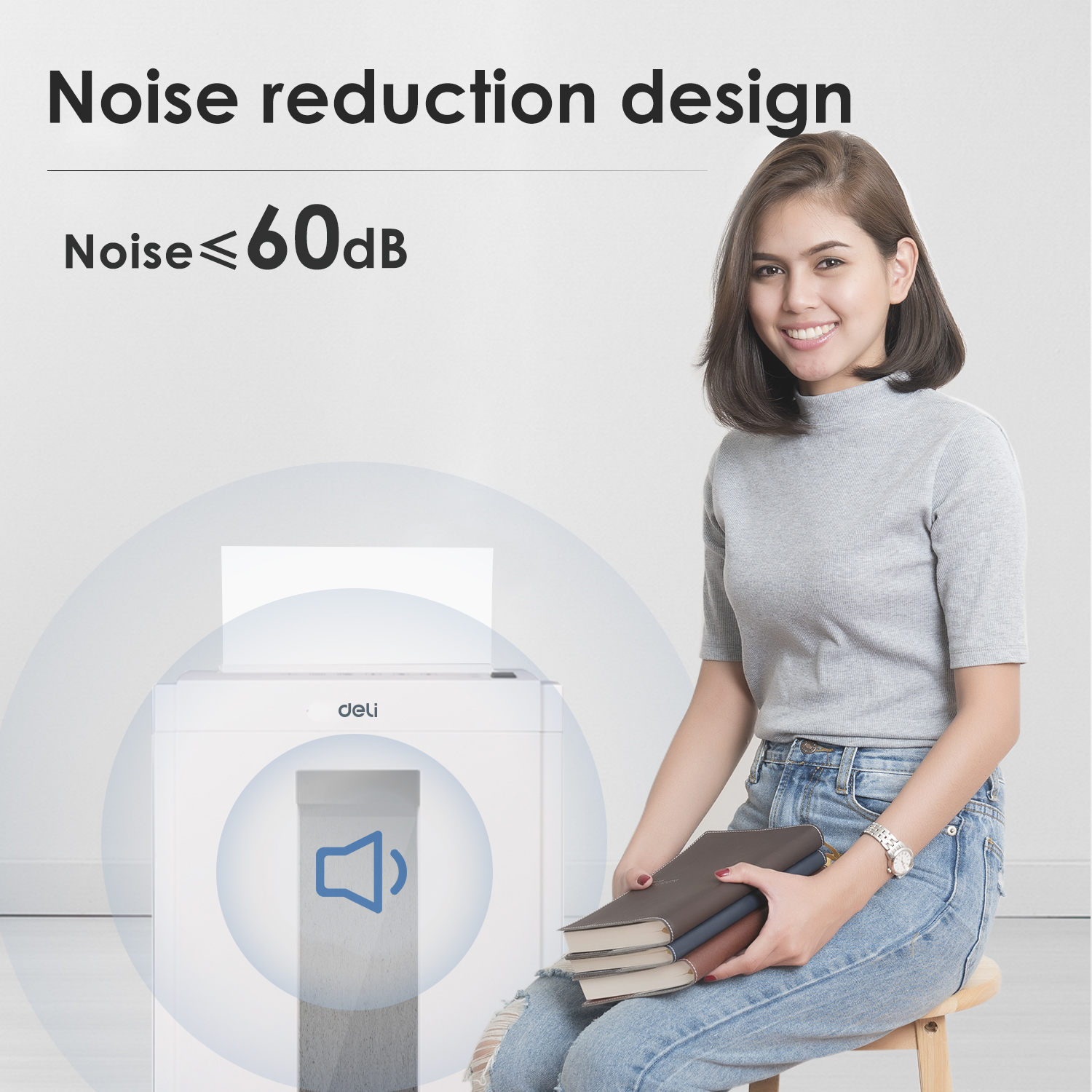 Moteris šalia balto DELI T051 naikiklio, užrašai Noise reduction design ir Noise iki 60 dB bei mėlyna garsiakalbio piktograma