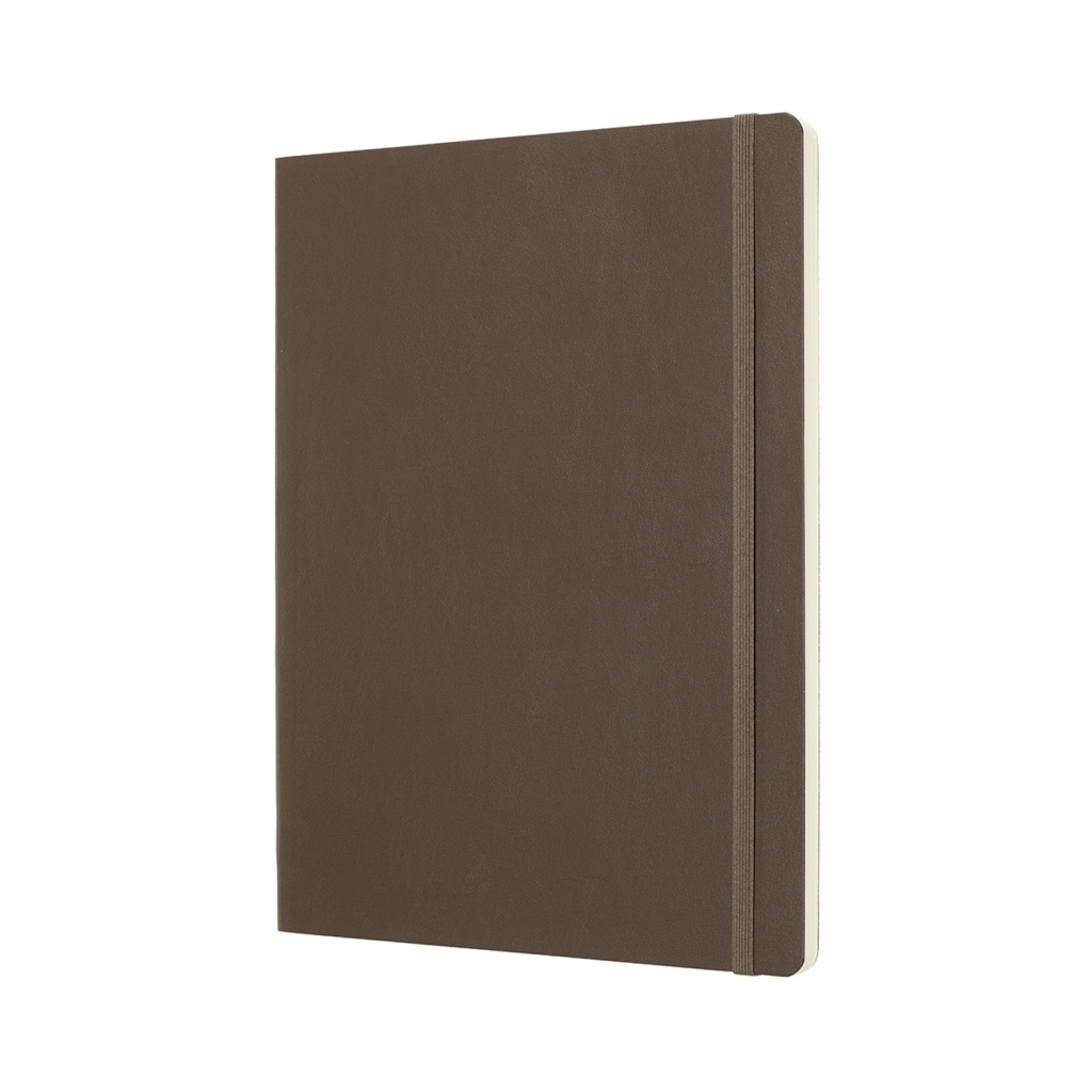 Rusva užversta Moleskine knygelė lygiu minkštu viršeliu, rusvu elastiniu užsegimu ir kreminiais lapų kraštais