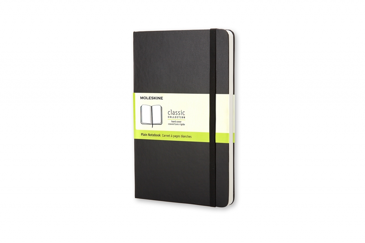 Uždara juoda Moleskine Classic užrašų knygutė su kietu viršeliu, elastine juosta ir balta žalia informacine mova