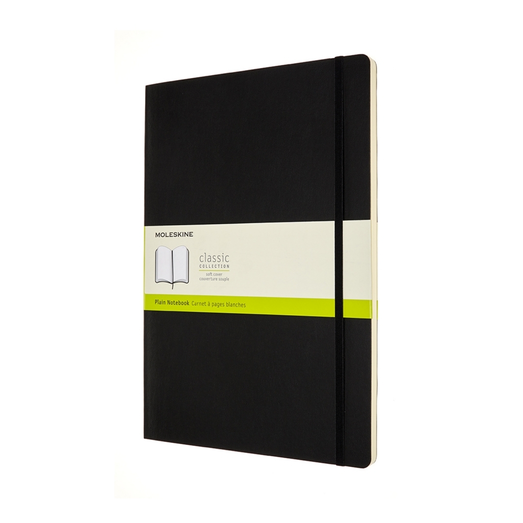 Juoda Moleskine Classic Plain Notebook knygelė su balta ir žalsva juosta, elastiniu užsegimu bei kreminiais lapais