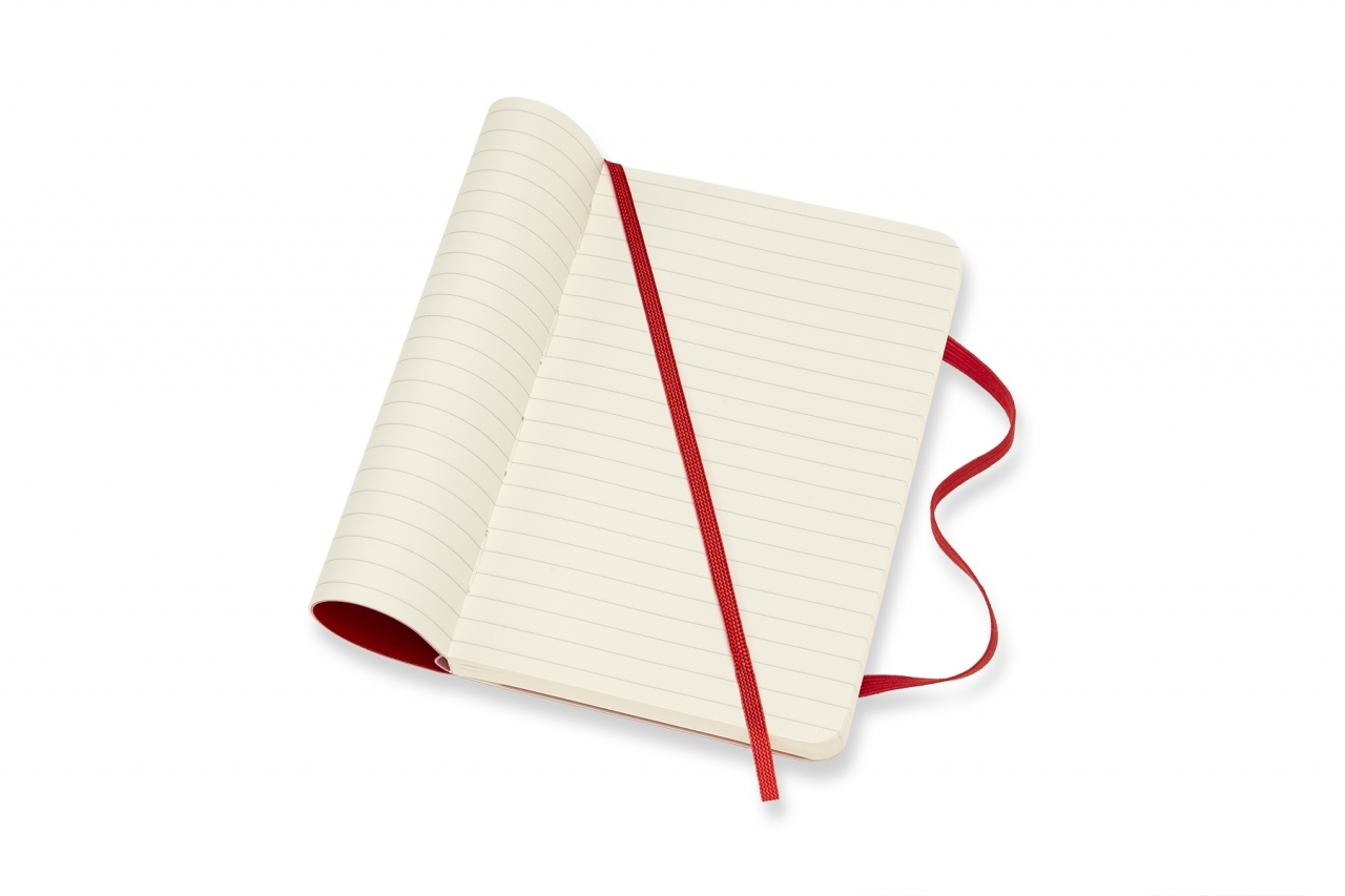Atversta Moleskine knygutė su kreminiais linijuotais puslapiais, raudona žymėjimo juostele ir elastine kilpa