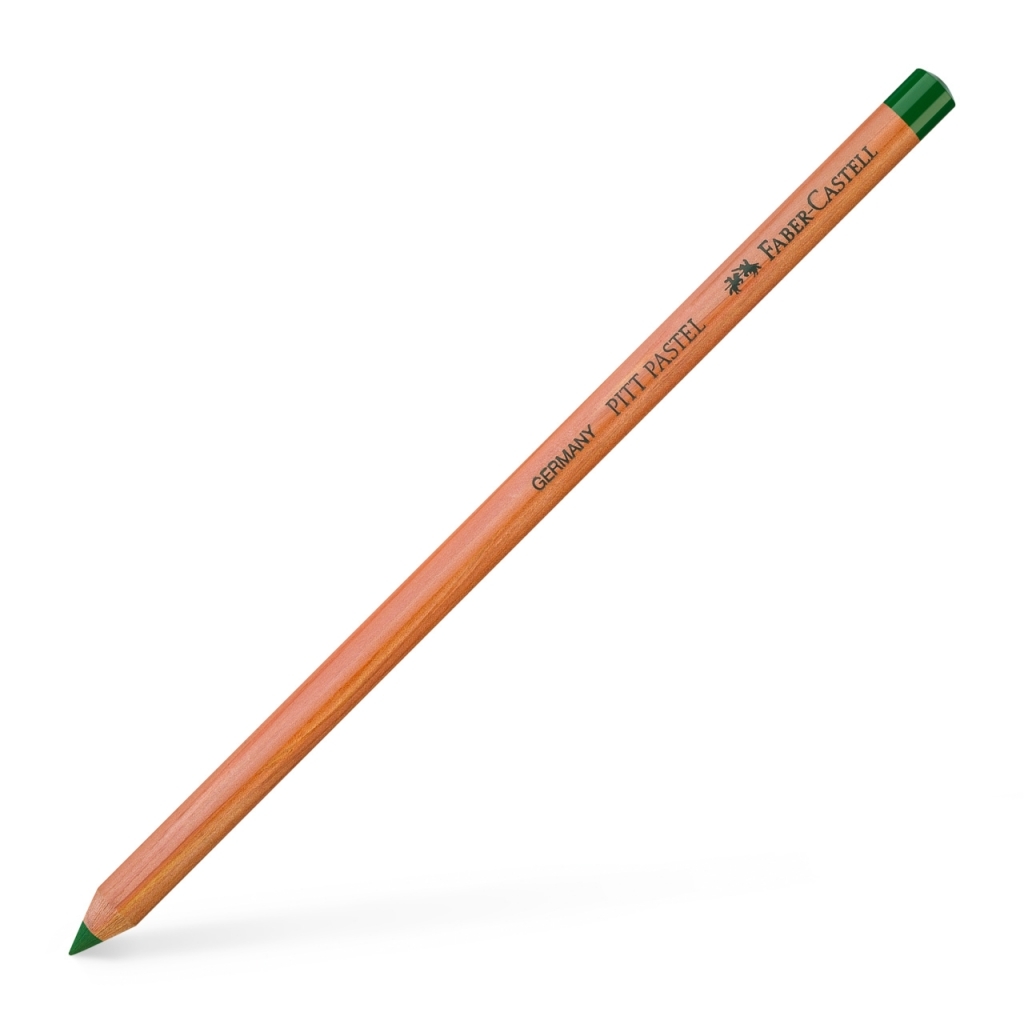 Įstrižai gulintis Faber-Castell Pitt Pastel 167 pieštukas su natūralaus medžio korpusu, žalia šerdimi ir galine akle