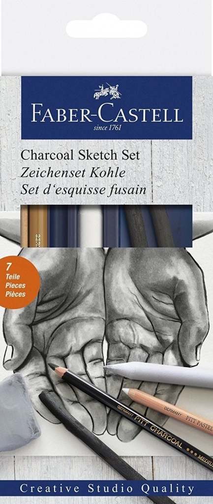 Vertikali Faber-Castell Charcoal Sketch Set pakuotė su septyniais piešimo įrankiais ir anglimi nupieštų rankų iliustracija