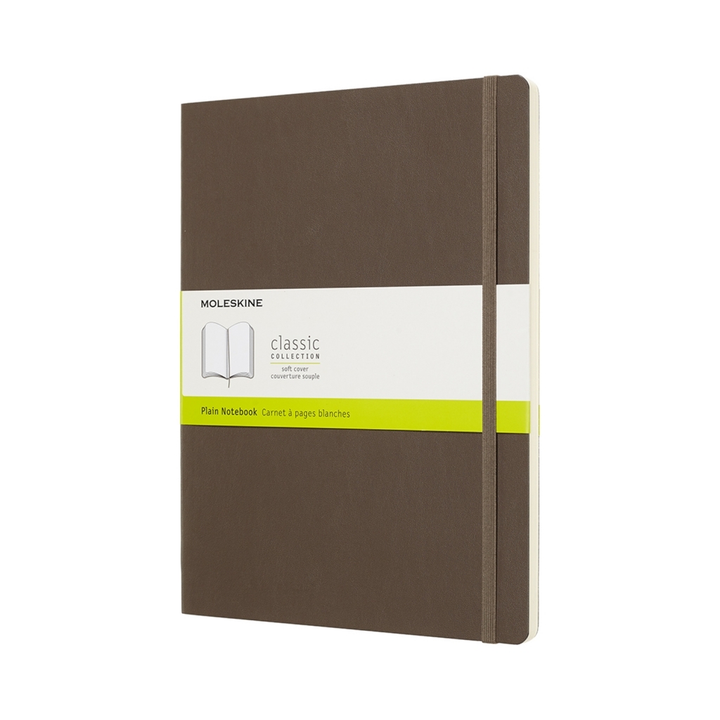 Rusva Moleskine Classic soft cover knygelė su kremine etikete, žalsva juosta ir rusvu elastiniu užsegimu