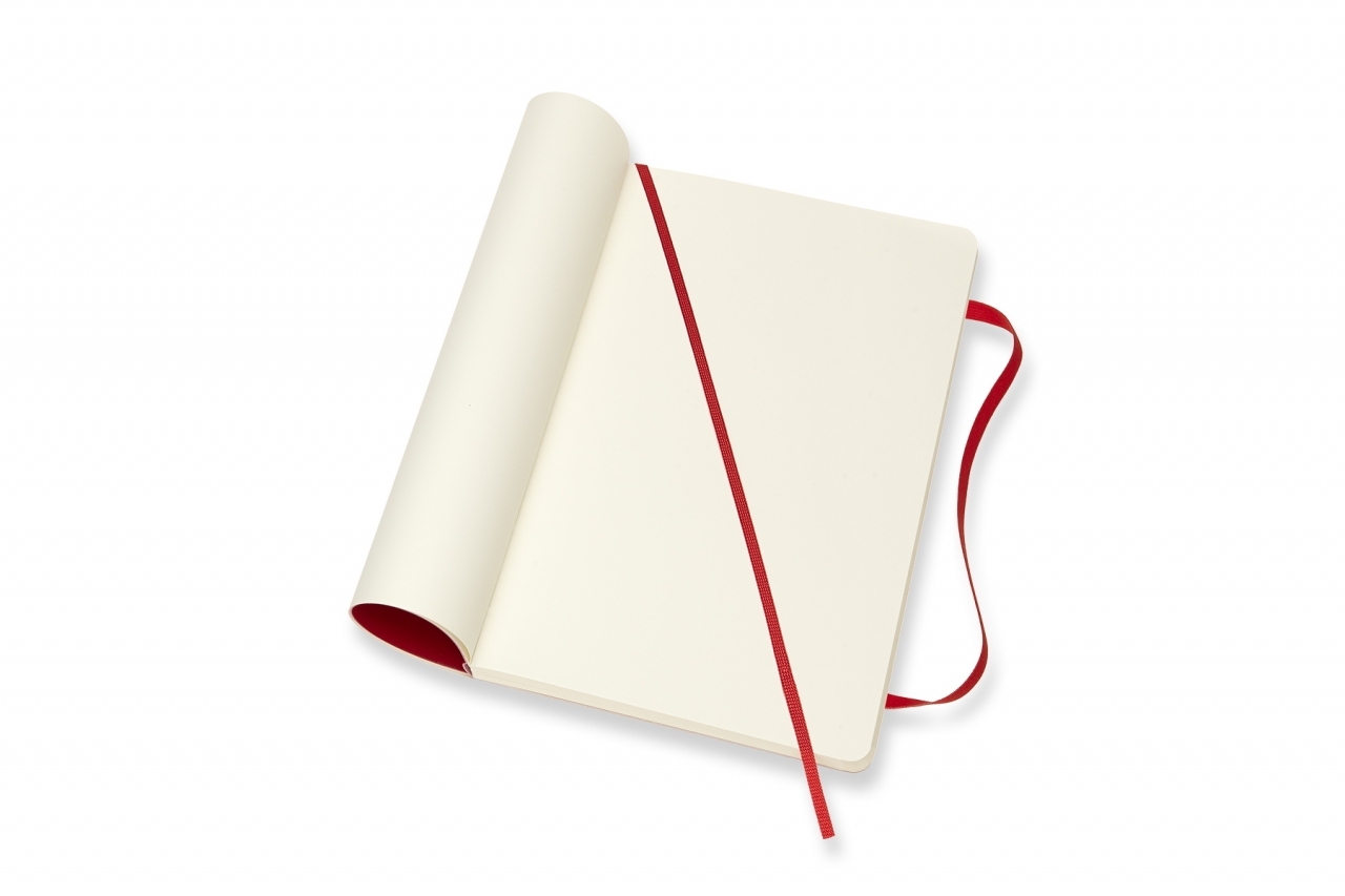 Atversta raudona Moleskine Classic knygutė su tuščiu lapu, įstrižai gulinčiu raudonu žymekliu ir laisva elastine juosta